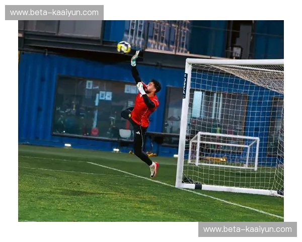 利雅得胜利后防线连续九场零封 防守稳定性大幅提升助力登顶 利雅得胜利后防线连续九场零封 防守稳定性大幅提升助力登顶